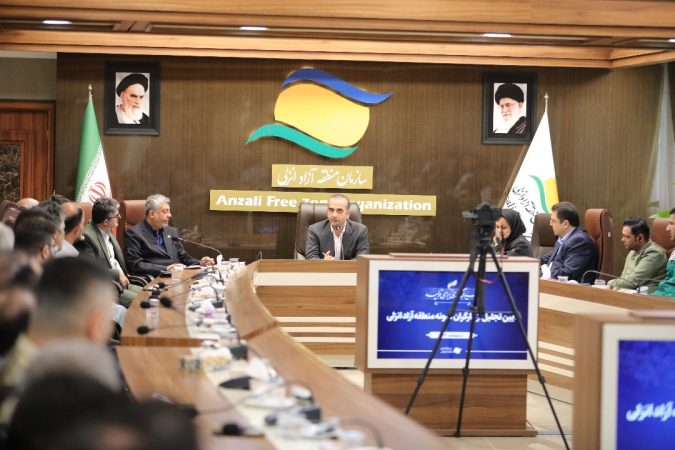 طاعتی مقدم در مراسم تجلیل از کارگران نمونه منطقه آزاد انزلی: افتخار می‌كنیم كه در خدمت كارگران و كارمندان زحمت‌كش هستیم