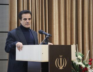 با نصیحت کردن نمی‌شود مردم را به صحنه آورد و آن‌ها را در صحنه دید و نگه داشت