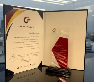 تقدیر-از-کارگزاری-خبرگان-سهام-در-رویداد-مالی-امید1-768x492