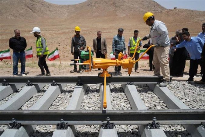 ریل گذاری راه آهن شهركرد با ریل ذوب آهن اصفهان