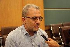 برخی در شهر با ذره‌بین دنبال پیدا کردن یک نقطه‌ضعف هستند تا آن را به نمایش بگذارند 