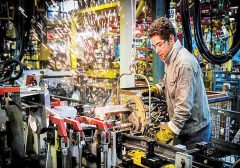 نمای صنعت در مرداد ۱۴۰۴؛ سیگنال دوگانه رشد تولید و افت فروش